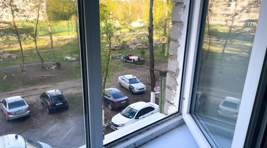 Вышневолоцкий СКР работает на месте происшествия, где из окна дома выпал ребенок