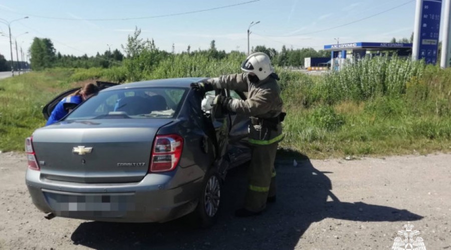 В Вышневолоцком районе спасатели деблокировали 83-летнюю женщину, пострадавшую в ДТП