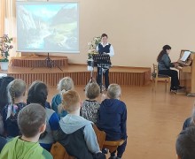 Учащиеся Вышневолоцкой детской школы искусств выступают для детей посещающих летние площадки