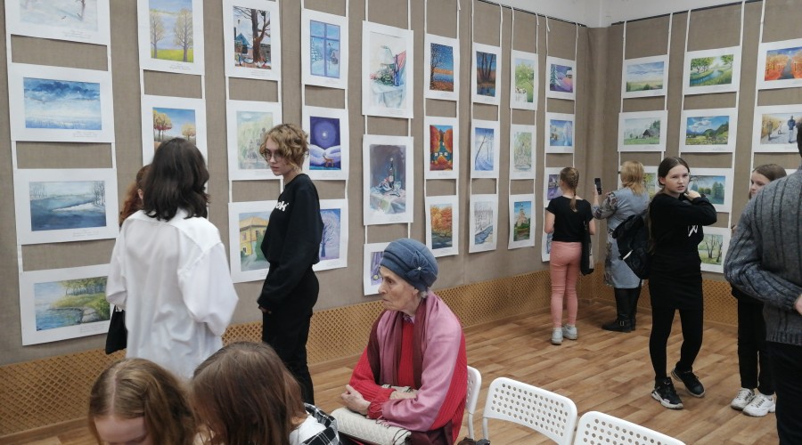 В Вышнем Волочке открылась выставка детских работ Добрые краски. Видео