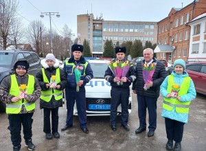 В Вышневолоцком городском округе прошла праздничная акция Цветы для автоледи
