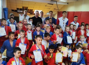 В Вышнем Волочке прошёл турнир по самбо, посвящённый Дню защиты детей
