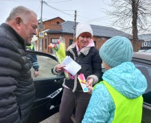 В Вышневолоцком городском округе прошла праздничная акция Цветы для автоледи