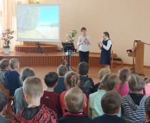 Учащиеся Вышневолоцкой детской школы искусств выступают для детей посещающих летние площадки