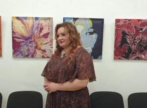 В Вышневолоцком краеведческом музее открылась выставка «Стихия. Женщина. Цветок»