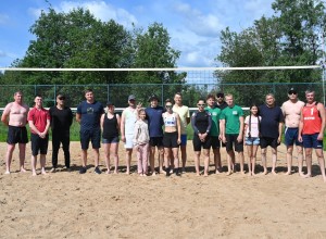 В Вышнем Волочке спортсмены открыли сезон пляжного волейбола