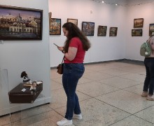 В Твери открылась выставка О живописи и кукольных грезах вышневолочанина Дмитрия Азарова и Елены Симаковой