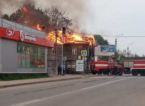 В Вышнем Волочке сгорел заброшенный дом. Видео