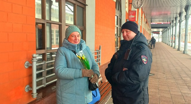 Сотрудники Тверского ЛО МВД России на транспорте присоединились к проведению традиционной акции «8 Марта - в каждый дом»