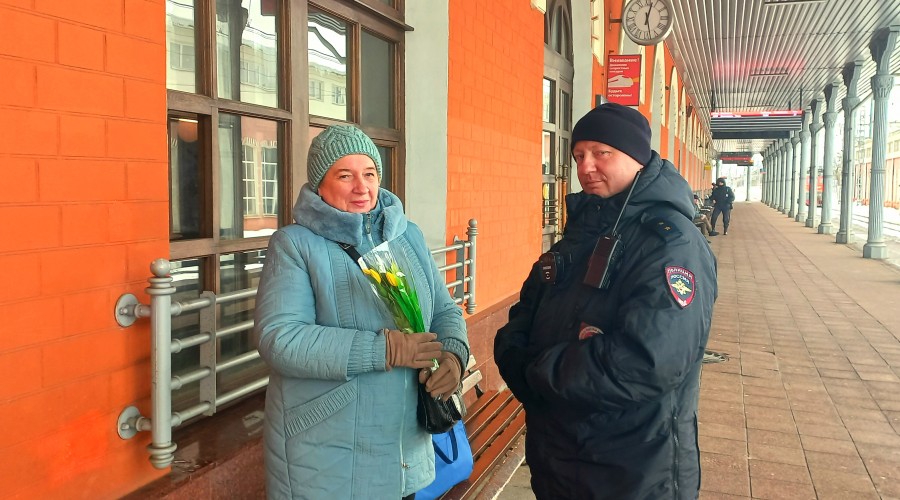 Сотрудники Тверского ЛО МВД России на транспорте присоединились к проведению традиционной акции «8 Марта - в каждый дом»