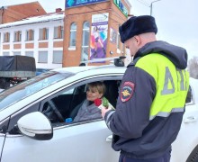 В Вышнем Волочке сотрудники Госавтоинспекции поздравляли автоледи с наступающим 8 марта