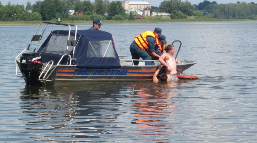 Вышневолоцкое отделение ГИМС напоминает вышневолочанам о правилах плавания на лодке