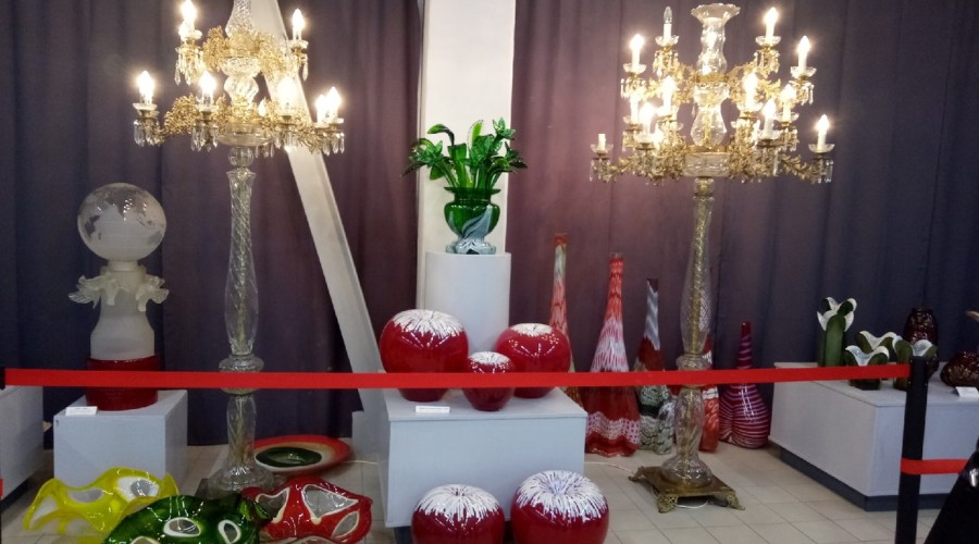 Вышневолочан приглашают на бесплатную экскурсию по выставке художественного стекла «Красный Май»