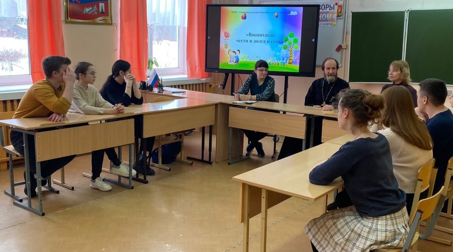 В Вышневолоцком городском округе с молодёжью говорят о «Воспитание чести и долга в семье»