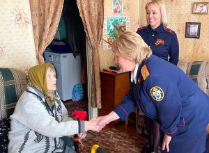 Офицеры СУ СК поздравили ветерана ВОВ вышневолочанку Анастасию Сорокину