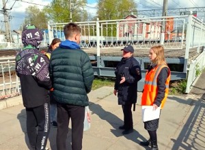 На железнодорожной станции Вышний Волочёк  транспортные полицейские и общественники провели профилактическое мероприятие «Безопасность»