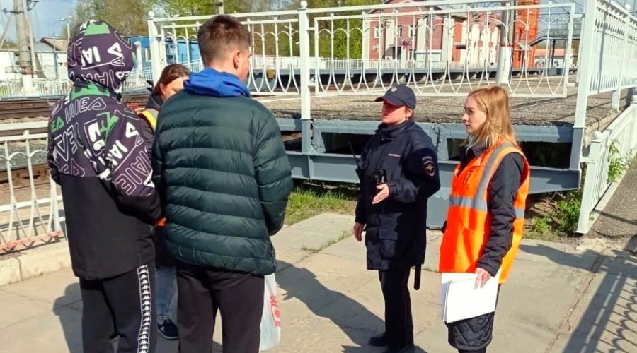 На железнодорожной станции Вышний Волочёк транспортные полицейские и общественники провели профилактическое мероприятие «Безопасность»