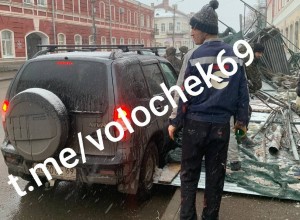 В Вышнем Волочке у драмтеатра строительные леса рухнули прямо на тротуар