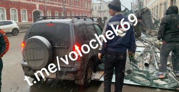 В Вышнем Волочке у драмтеатра строительные леса рухнули прямо на тротуар