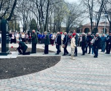 В Вышнем Волочке возложили цветы к памятнику ликвидаторам чернобыльской аварии