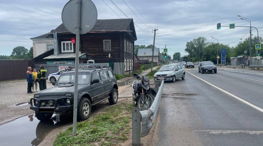 В Вышнем Волочке несовершенный водитель мотоцикла столкнулся с двумя авто