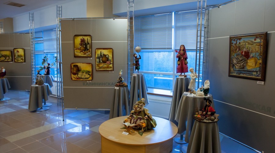 При поддержке Калининской АЭС в Удомле открылась уникальная выставка картин вышневолочанина Дмитрия Азарова и авторских кукол Елены Симакиной