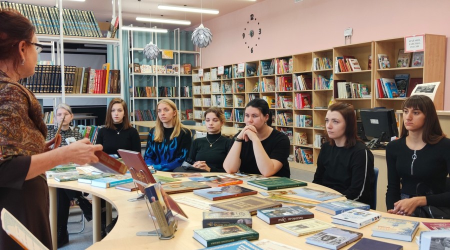 Студенты Вышневолоцкого медицинского колледжа посетили выставку-размышление «Книжный мир православия»