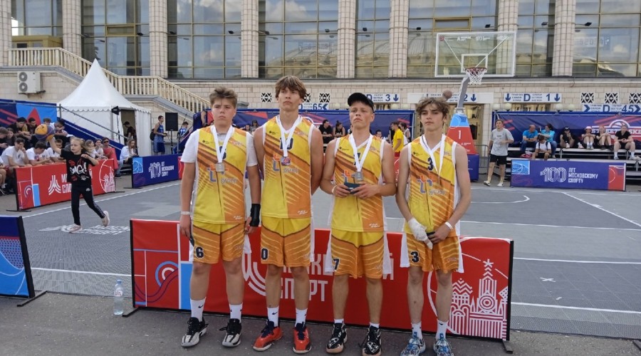 Вышневолоцкие спортсмены заняли третье место в соревнованиях по уличному баскетболу в Москве