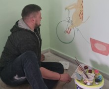 Художники с Академички расписывают детскую поликлинику в посёлке Красномайском Вышневолоцкого городского округа
