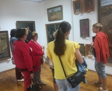 Слушатели «Университета третьего возраста» и члены клуба молодых инвалидов «Перекресток»  посетили Народную картинную галерею в посёлке Солнечный