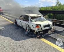 В Вышневолоцком районе на М-11 загорелся легковой автомобиль