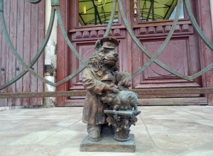 В Вышнем Волочке появились новые арт-объекты - статуи волчков