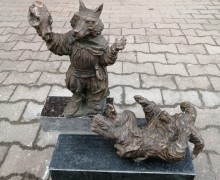 В Вышнем Волочке появились новые арт-объекты - статуи волчков