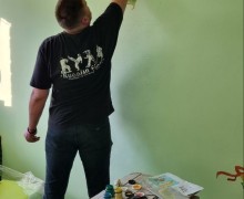 Художники с Академички расписывают детскую поликлинику в посёлке Красномайском Вышневолоцкого городского округа