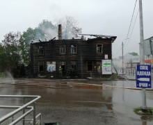 В Вышнем Волочке сгорел заброшенный дом. Видео