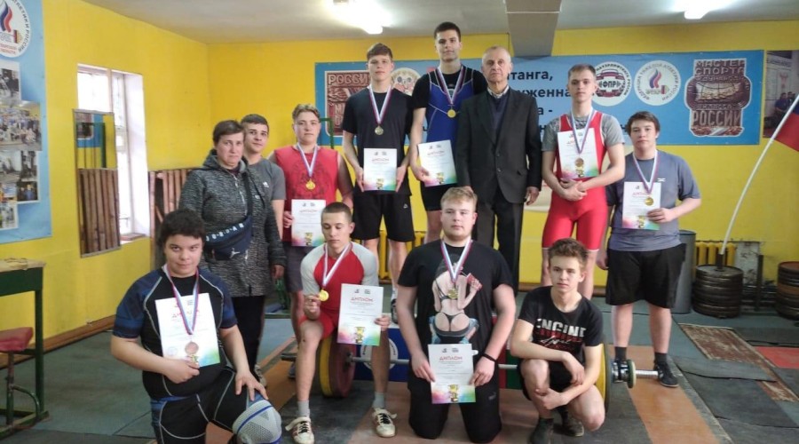 Вышневолоцкие тяжелоатлеты привезли медали из Бежецка