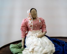 В Вышневолоцком краеведческом музее открылась выставка «Первое свидание» с тряпичными куклами. Видео