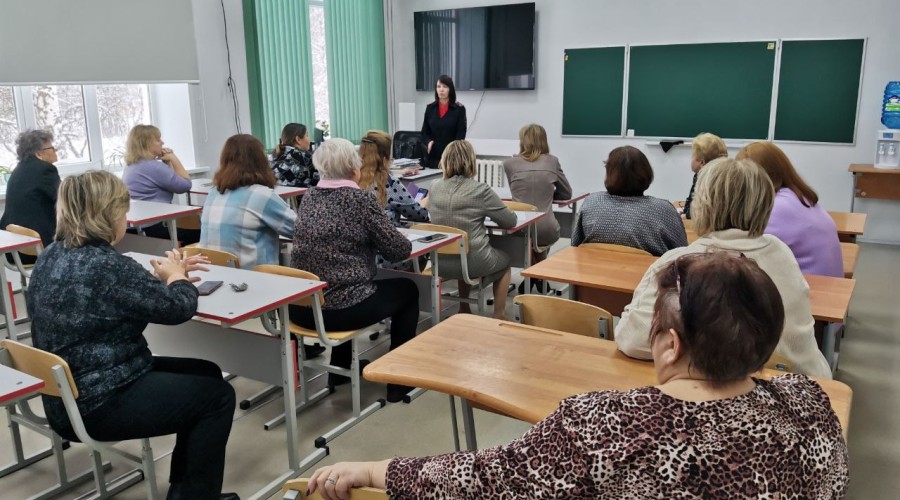 Сотрудник Вышневолоцкой Госавтоинспекции провел встречу с педагогами по вопросам безопасности на дороге юных участников дорожного движения