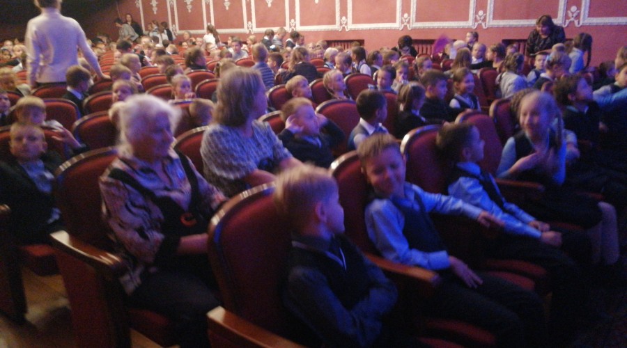 Вышневолоцкие дети посмотрели спектакль «Вафельное сердце» Санкт-Петербургского театра «КУКФО». Видео
