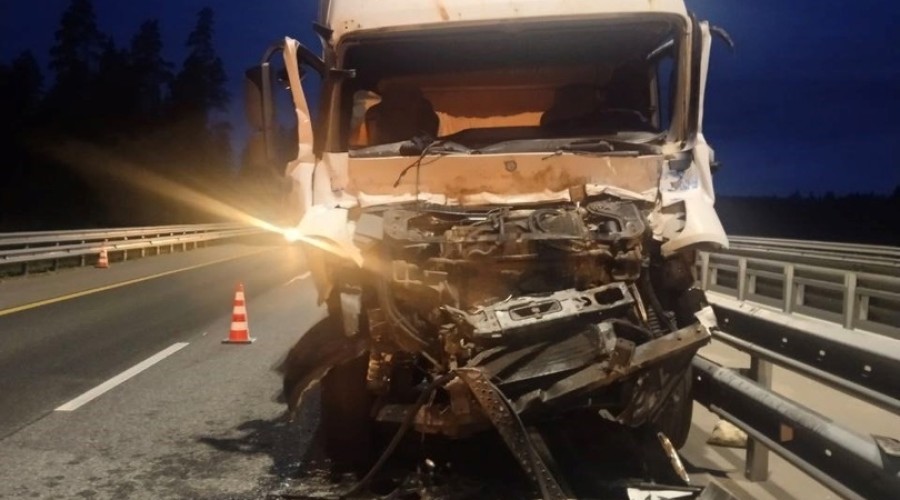 На трассе М-11 в Вышневолоцком городском округе произошло столкновение грузовиков