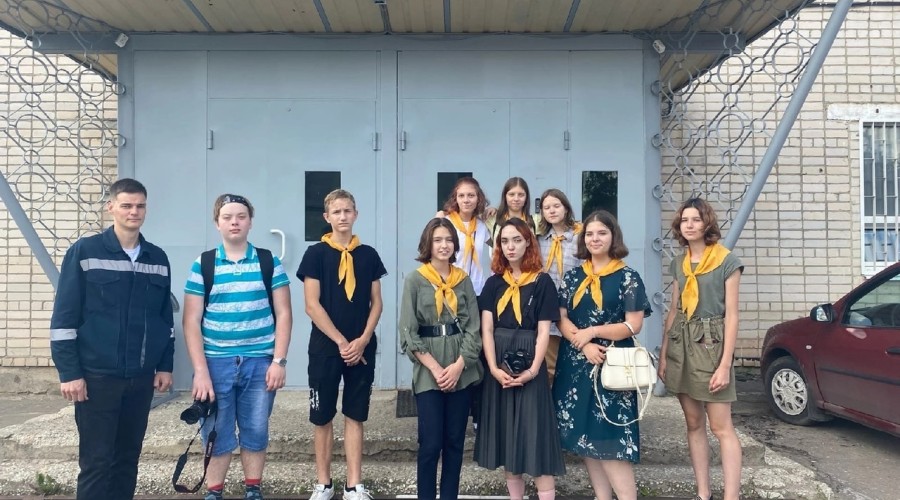 Юные журналисты из вышневолоцкого лагеря «Чайка» побывали на стекольном заводе «9 января»