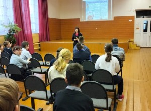 Сотрудники Вышневолоцкой Госавтоинспекции проводят профилактические беседы со школьниками