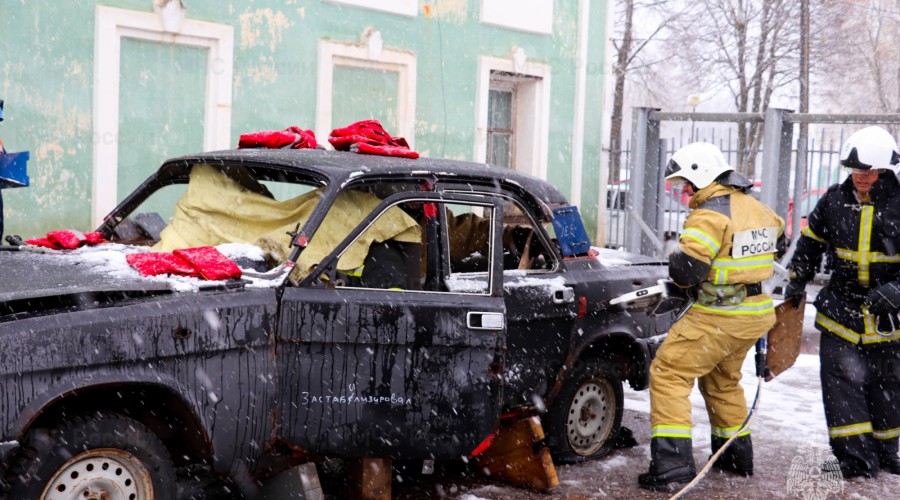 Вышневолоцкая пожарно-спасательная часть №9 заняла первое место в ежегодных соревнованиях по проведению aварийно-спасательных работ при ликвидации последствий ДТП