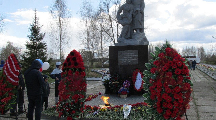 9 мая на Воинском захоронении в Вышнем Волочке состоялось возложение 