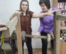 В комнате мастеров Зеленогорского ДК Вышневолоцкого городского округа собрали старинный ткацкий станок