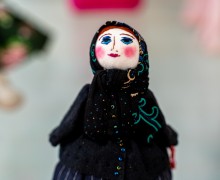 В Вышневолоцком краеведческом музее открылась выставка «Первое свидание» с тряпичными куклами. Видео