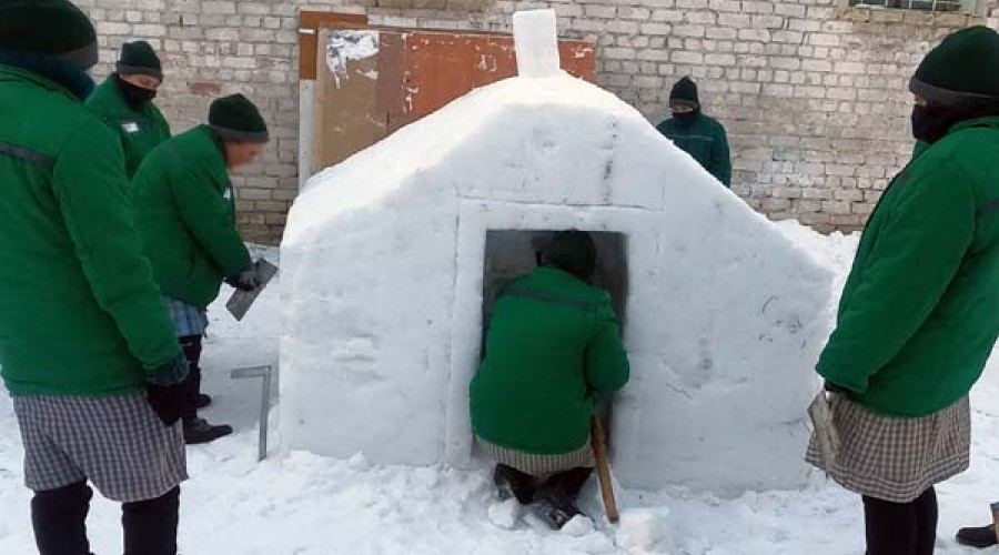 В ИК-5 Вышнего Волочка осуждённые лепят снежные фигуры
