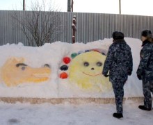 В ИК-5 Вышнего Волочка осуждённые лепят снежные фигуры