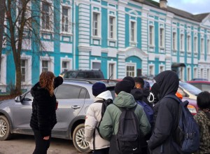 В Вышнем Волочке полицейские вместе с общественниками провели для школьников экскурсию по городу