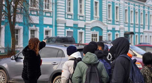 В Вышнем Волочке полицейские вместе с общественниками провели для школьников экскурсию по городу